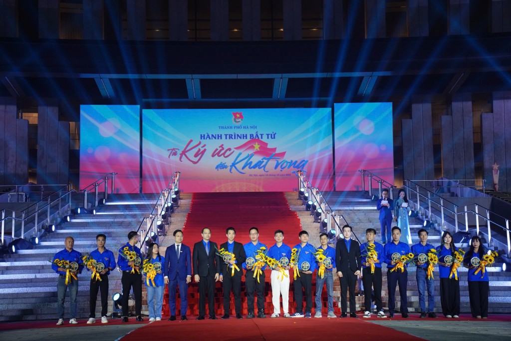 Lãnh đạo Trung ương, lãnh đạo thành phố Hà Nội cùng Thường trực Thành đoàn Hà Nội chụp ảnh lưu niệm với các cá nhân, tập thể tham gia Dự án phục dựng ảnh liệt sĩ – một hành trình tri ân giàu tính nhân văn của tuổi trẻ Thủ đô. Lãnh đạo Trung ương, lãnh đạo thành phố Hà Nội cùng Thường trực Thành đoàn Hà Nội chụp ảnh lưu niệm với các cá nhân, tập thể tham gia Dự án phục dựng ảnh liệt sĩ – một hành trình tri ân giàu tính nhân văn của tuổi trẻ Thủ đô.