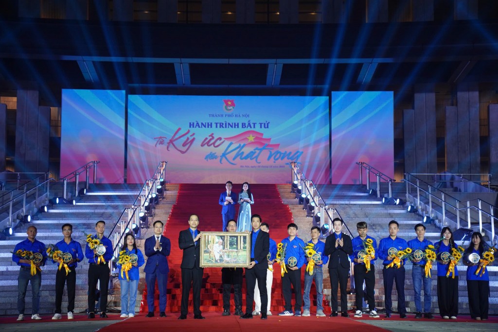 Khoảnh khắc trao tặng bức tranh Chủ tịch Hồ Chí Minh đã được phục dựng – món quà đầy ý nghĩa của Nhóm Skyline gửi tới Thành đoàn Hà Nội như một lời tri ân và cam kết tiếp nối lý tưởng cách mạng. Khoảnh khắc trao tặng bức tranh Chủ tịch Hồ Chí Minh đã được phục dựng – món quà đầy ý nghĩa của Nhóm Skyline gửi tới Thành đoàn Hà Nội như một lời tri ân và cam kết tiếp nối lý tưởng cách mạng.