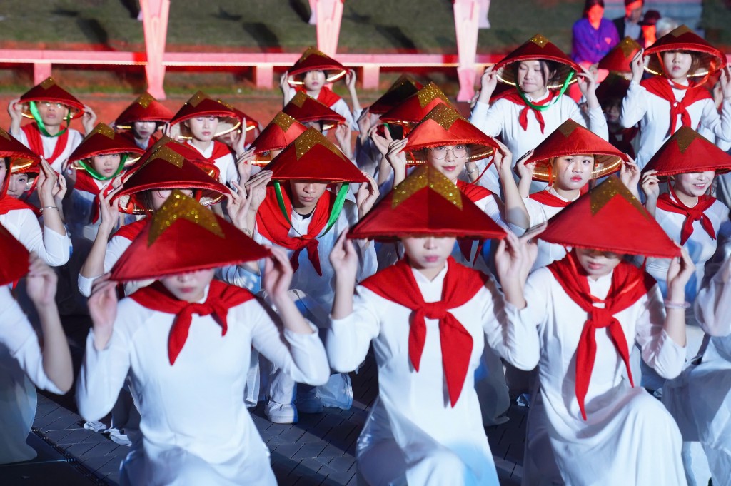 Không gian sân khấu chương trình “Hành trình bất tử – từ Ký ức đến Khát vọng” tại Bảo tàng Lịch sử Quân sự Việt Nam được dàn dựng trang trọng, giàu tính biểu tượng, kết nối quá khứ hào hùng với khát vọng vươn lên của thế hệ trẻ hôm nay. Không gian sân khấu chương trình “Hành trình bất tử – từ Ký ức đến Khát vọng” tại Bảo tàng Lịch sử Quân sự Việt Nam được dàn dựng trang trọng, giàu tính biểu tượng, kết nối quá khứ hào hùng với khát vọng vươn lên của thế hệ trẻ hôm nay.