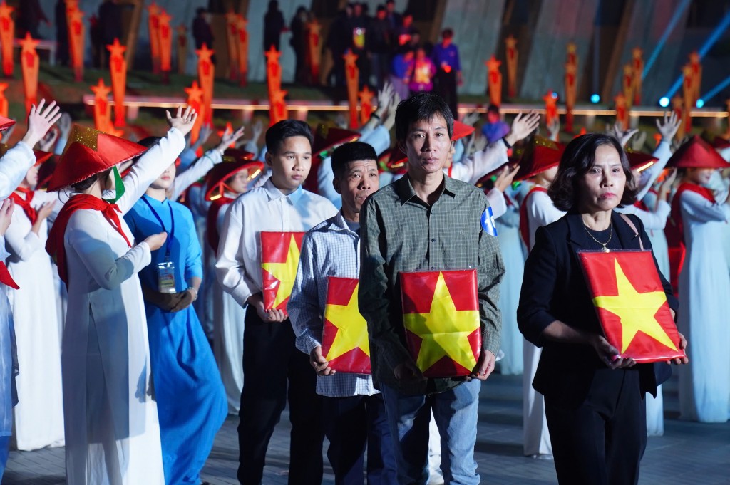 Thân nhân các gia đình liệt sĩ xúc động đón nhận những bức ảnh phục dựng – những “cuộc đoàn viên không lời”, nơi ký ức và hiện tại gặp nhau trong niềm tri ân sâu sắc. Thân nhân các gia đình liệt sĩ xúc động đón nhận những bức ảnh phục dựng – những “cuộc đoàn viên không lời”, nơi ký ức và hiện tại gặp nhau trong niềm tri ân sâu sắc.