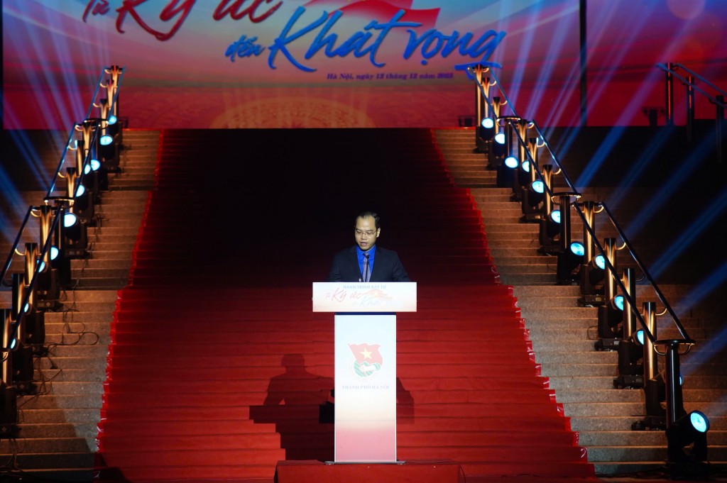 Đồng chí Nguyễn Tiến Hưng – Thành ủy viên, Phó Chủ tịch Ủy ban MTTQ thành phố Hà Nội, Bí thư Thành đoàn Hà Nội phát biểu tại chương trình, bày tỏ lòng tri ân sâu sắc đối với các Anh hùng liệt sĩ và khẳng định trách nhiệm của tuổi trẻ Thủ đô trong việc tiếp nối truyền thống vẻ vang của dân tộc. Đồng chí Nguyễn Tiến Hưng – Thành ủy viên, Phó Chủ tịch Ủy ban MTTQ thành phố Hà Nội, Bí thư Thành đoàn Hà Nội phát biểu tại chương trình, bày tỏ lòng tri ân sâu sắc đối với các Anh hùng liệt sĩ và khẳng định trách nhiệm của tuổi trẻ Thủ đô trong việc tiế