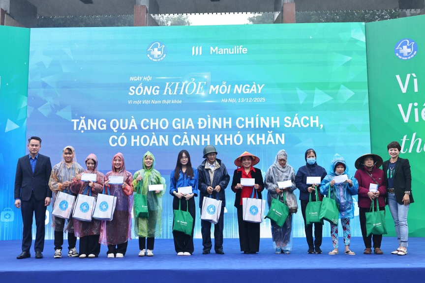 Ban tổ chức trao quà tặng các hộ dân có hoàn cảnh khó khăn trên địa bàn Thủ đô Ban tổ chức trao quà tặng các hộ dân có hoàn cảnh khó khăn trên địa bàn Thủ đô