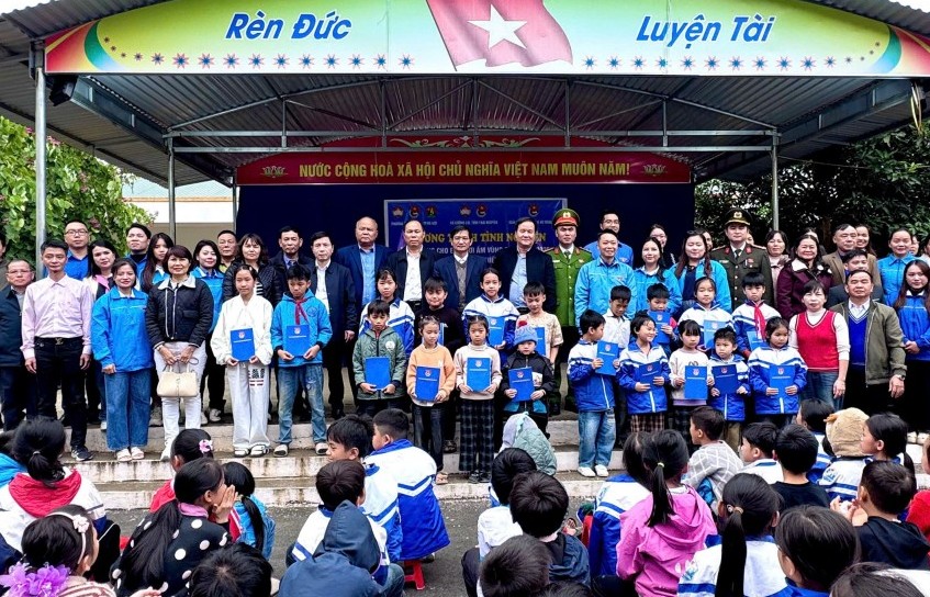 Ấm áp chương trình “Mùa đông cho em” tại xã vùng cao Cường Lợi