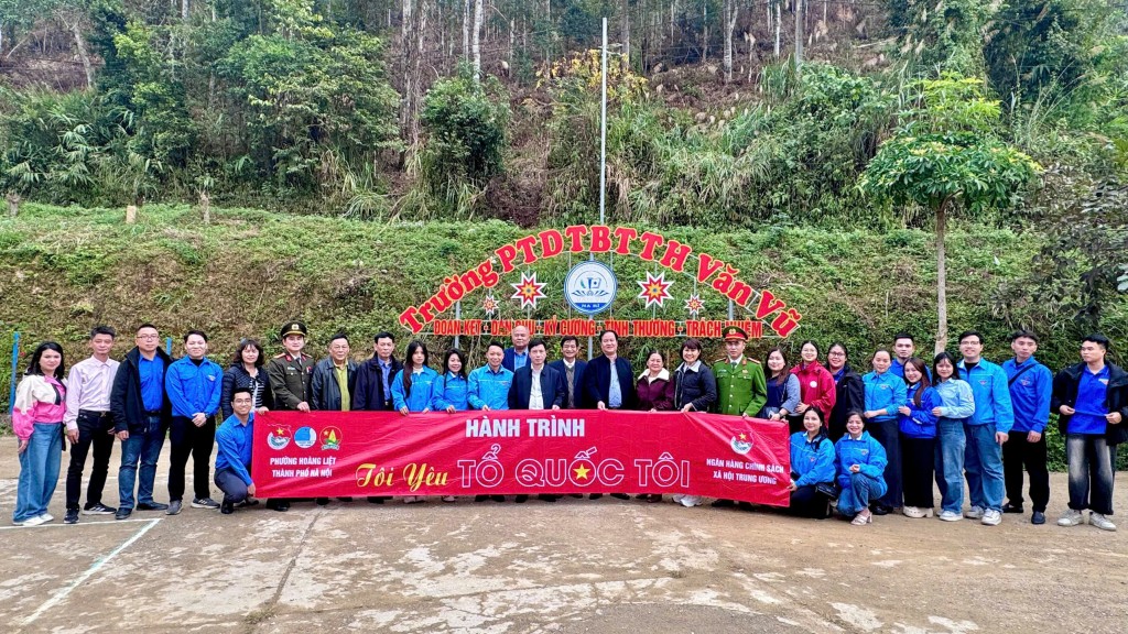 Ấm áp chương trình “Mùa đông cho em” tại xã vùng cao Cường Lợi