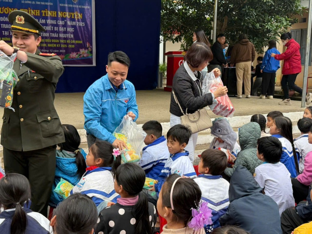 Ấm áp chương trình “Mùa đông cho em” tại xã vùng cao Cường Lợi