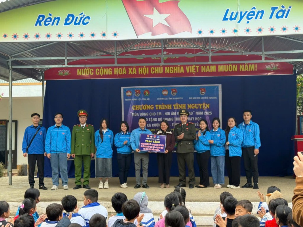 Ấm áp chương trình “Mùa đông cho em” tại xã vùng cao Cường Lợi