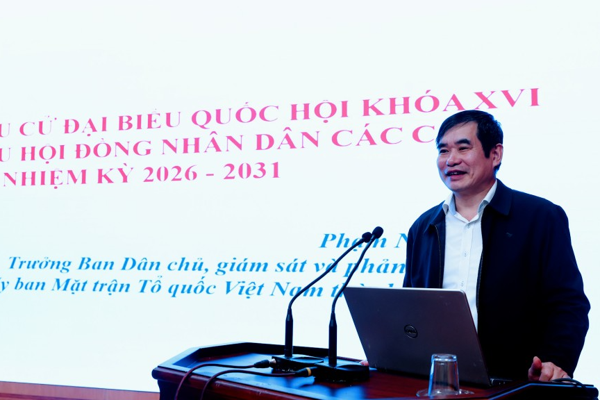 Trưởng ban Dân chủ, Giám sát và Phản biện xã hội, Ủy ban MTTQ Việt Nam thành phố Hà Nội truyền đạt các nội dung tại lớp tập huấn Trưởng ban Dân chủ, Giám sát và Phản biện xã hội, Ủy ban MTTQ Việt Nam thành phố Hà Nội truyền đạt các nội dung tại lớp tập huấn