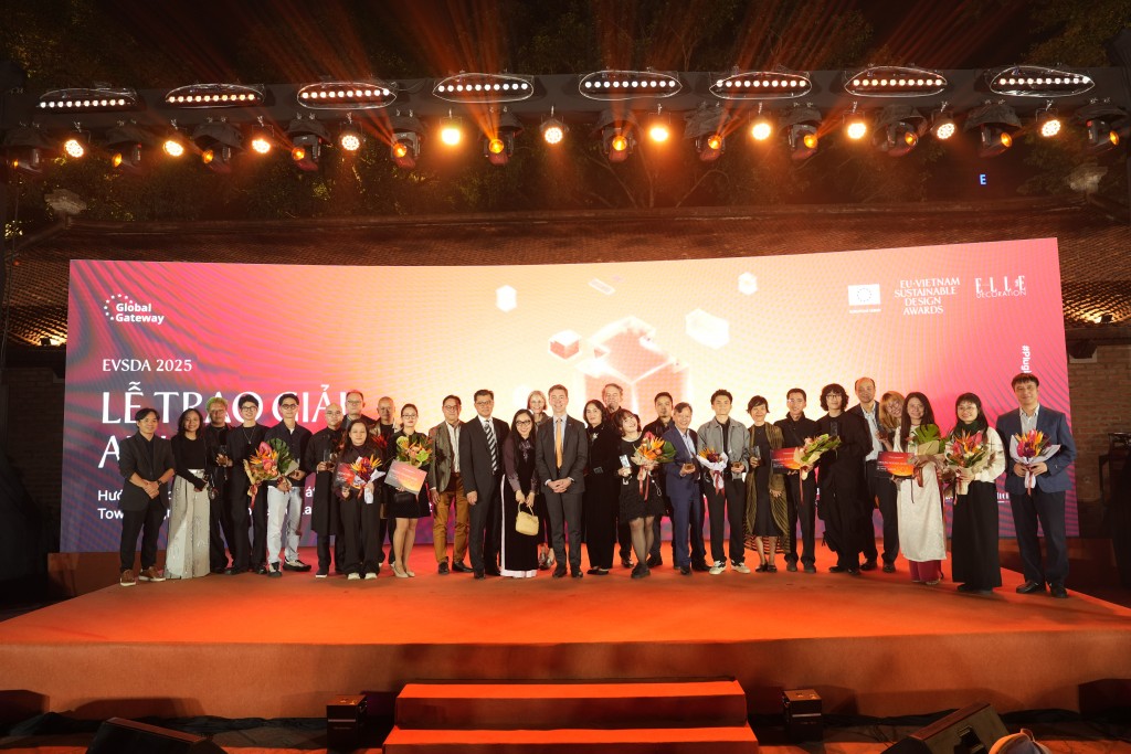 Các dự án được vinh danh cùng Đại sứ Phái đoàn EU tại VN và Ban Giám khảo Các dự án được vinh danh cùng Đại sứ Phái đoàn EU tại VN và Ban Giám khảo