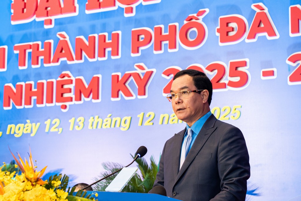 Đồng chí Nguyễn Đình Khang, Ủy viên Trung ương Đảng, Phó Chủ tịch Ủy ban Trung ương Mặt trận Tổ quốc Việt Nam, Chủ tịch Tổng Liên đoàn Lao động Việt Nam, phát biểu chỉ đạo đại hội. Đồng chí Nguyễn Đình Khang, Ủy viên Trung ương Đảng, Phó Chủ tịch Ủy ban Trung ương Mặt trận Tổ quốc Việt Nam, Chủ tịch Tổng Liên đoàn Lao động Việt Nam, phát biểu chỉ đạo đại hội.