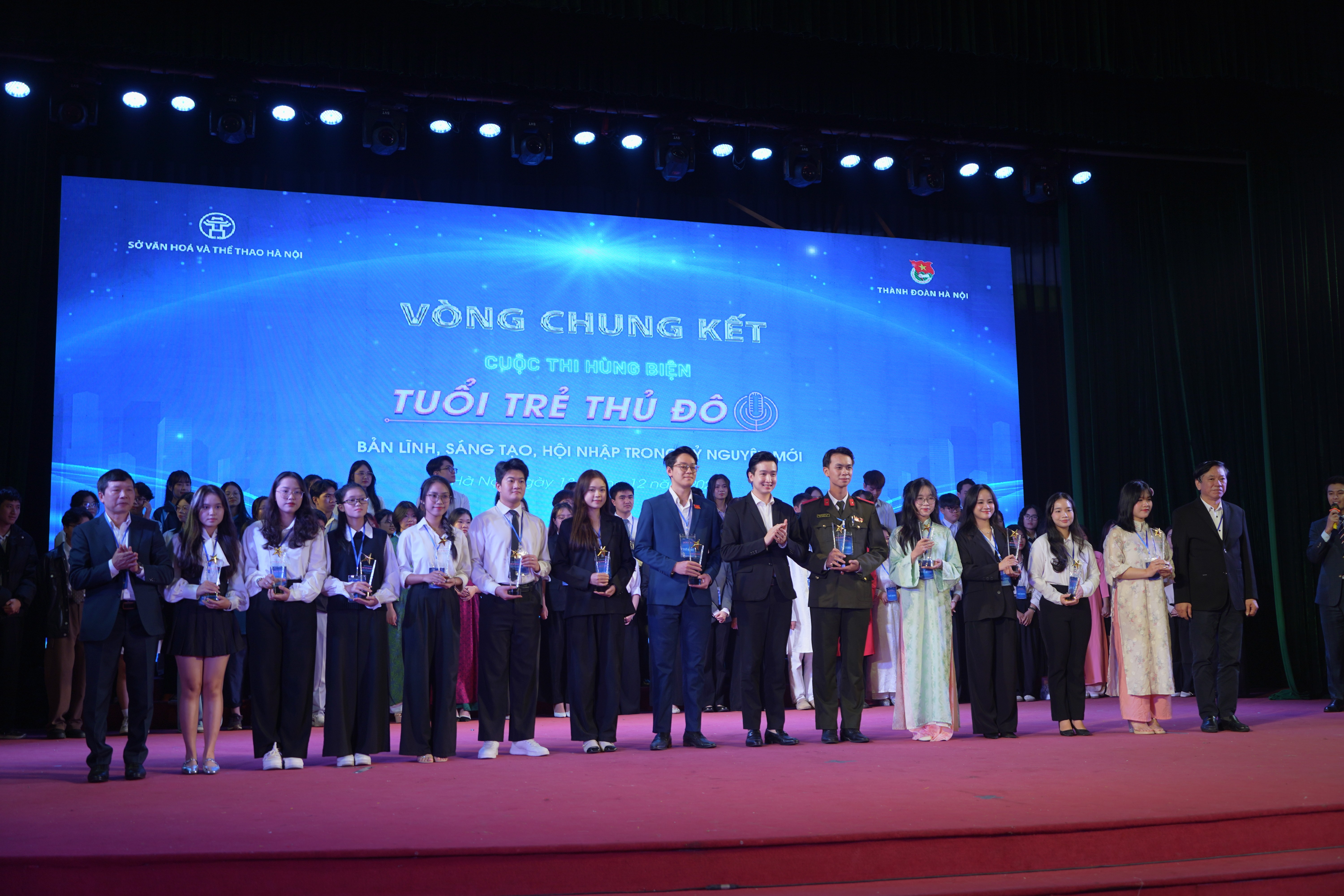 Đồng chí Trần Tuấn Anh - Giám đốc Trung tâm Văn hoá và Thư viện Hà Nội, Phó Trưởng Ban tổ chức cuộc thi và đồng chí Đào Đức Việt - Phó Bí thư Thành đoàn, Chủ tịch Hội đồng Đội TP Hà Nội chúc mừng các đội lọt vào vòng chung khảo. (Ảnh: Thanh Tùng) Đồng chí Trần Tuấn Anh - Giám đốc Trung tâm Văn hoá và Thư viện Hà Nội, Phó Trưởng Ban tổ chức cuộc thi và đồng chí Đào Đức Việt - Phó Bí thư Thành đoàn, Chủ tịch Hội đồng Đội TP Hà Nội chúc mừng các đội lọt vào vòng chung khảo. (Ảnh: Thanh Tùng)