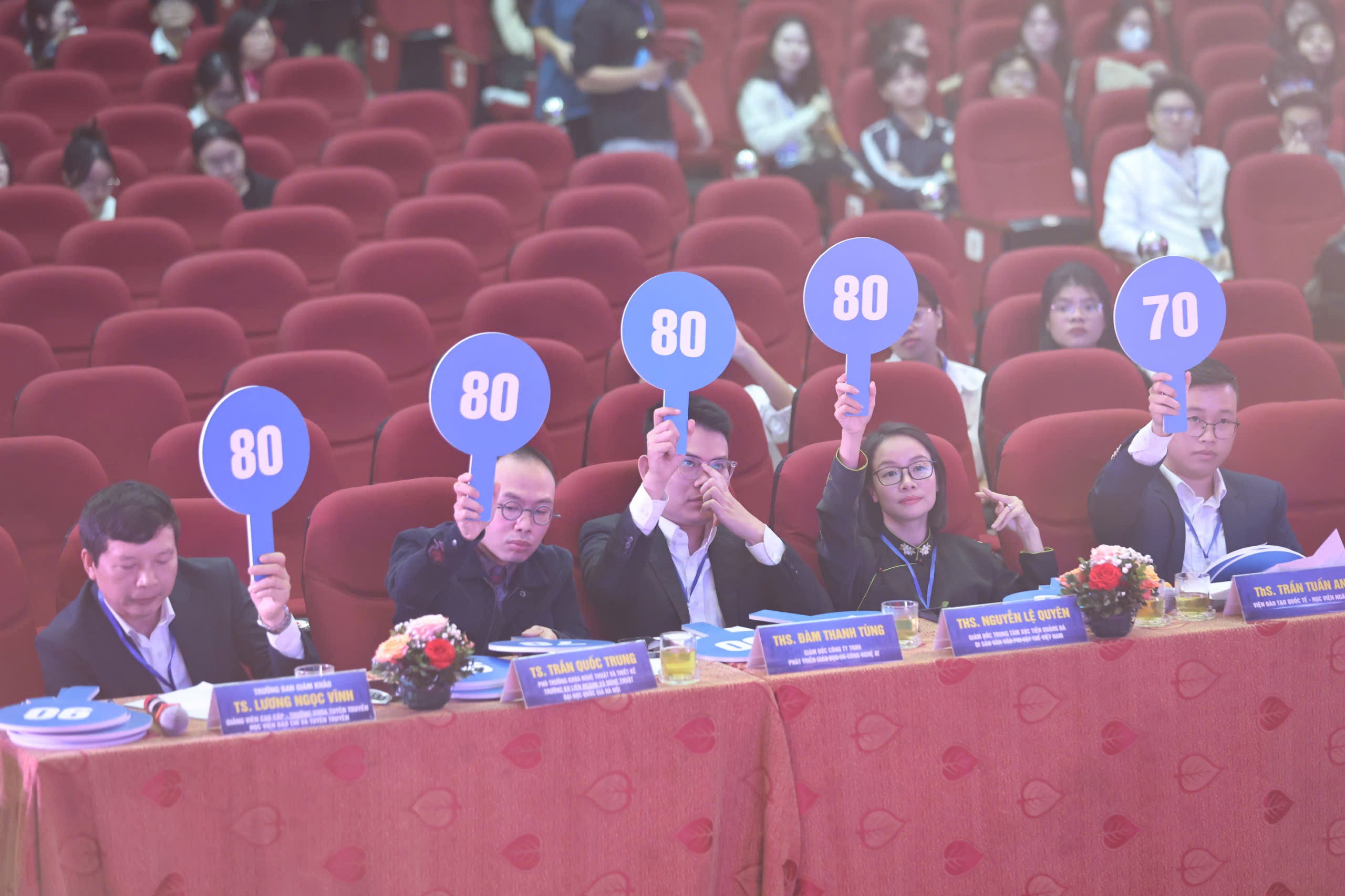 Ban Giám khảo chấm điểm. (Ảnh: Thanh Tùng) Ban Giám khảo chấm điểm. (Ảnh: Thanh Tùng)