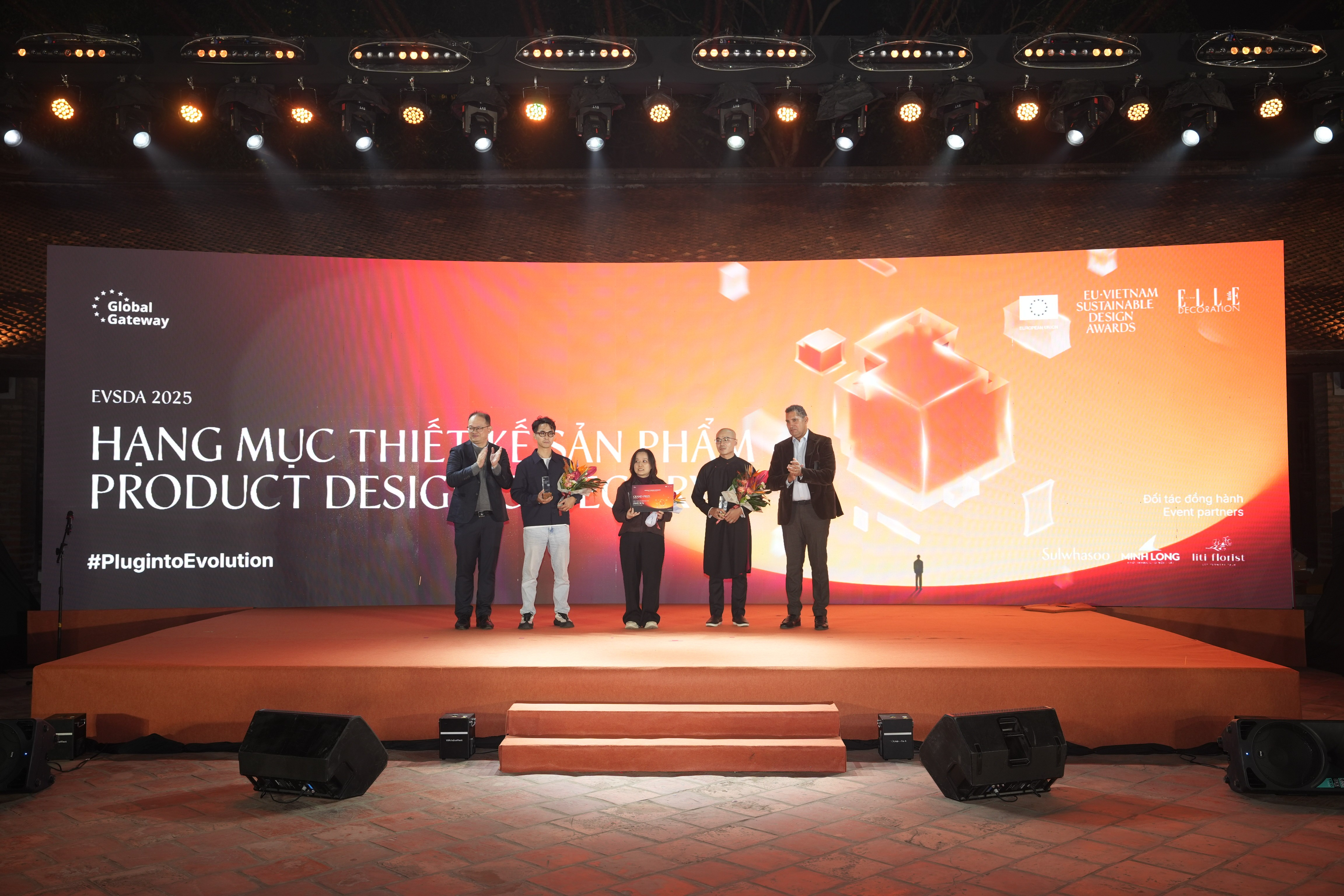 Ban Tổ chức trao Giải Đặc biệt Hanhạnh Ban Tổ chức trao Giải Đặc biệt Hanhạnh