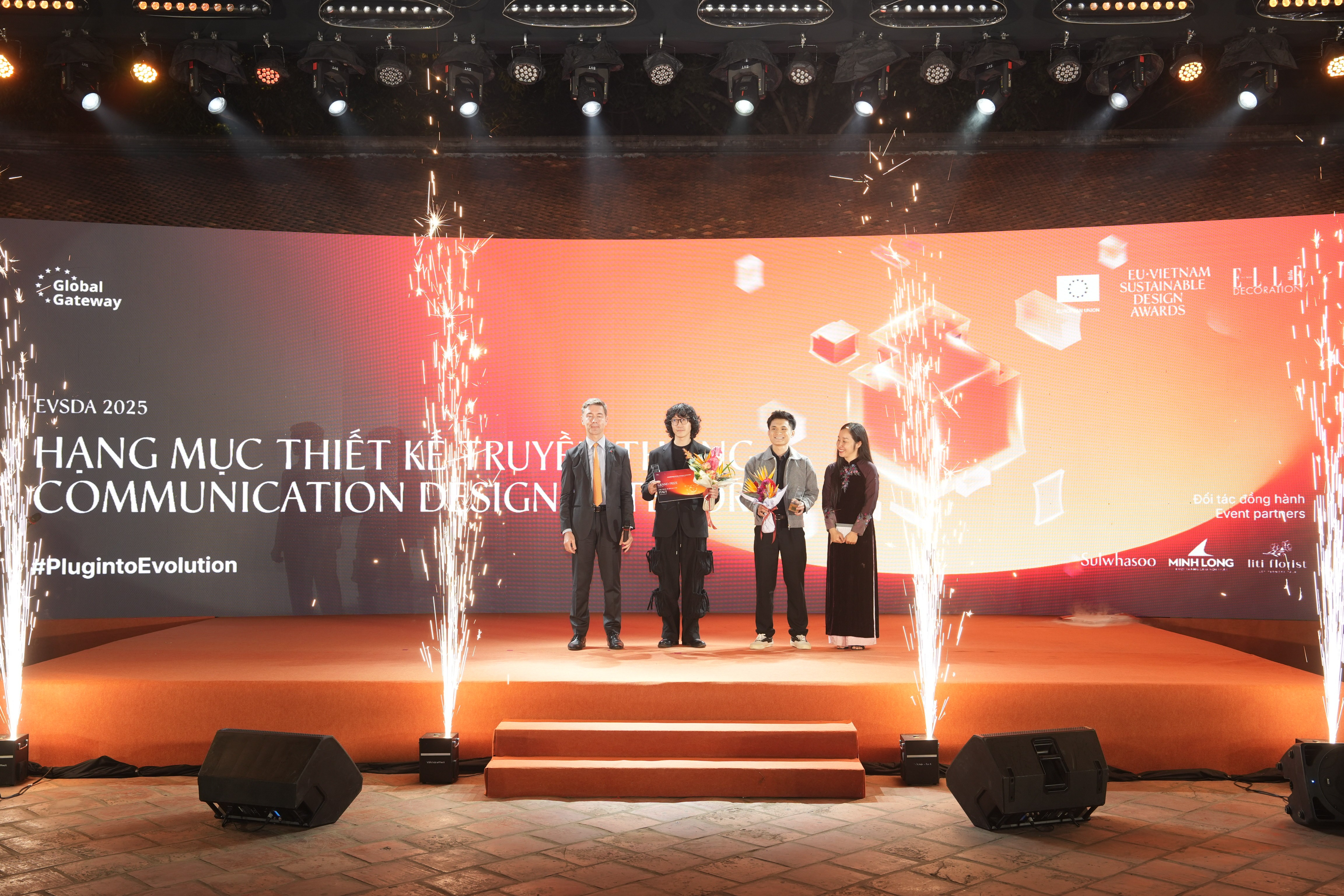 Ban Tổ chức trao Giải Đặc biệt Ban Tổ chức trao Giải Đặc biệt