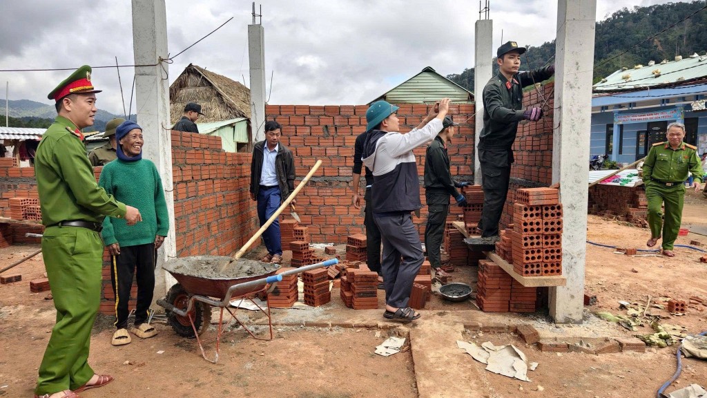 Công an TP Đà Nẵng phối hợp cùng chính quyền địa phương chung tay xây dựng nhà mới cho các gia đình bị thiệt hại do thiên tai, thể hiện tinh thần “Chiến dịch Quang Trung” thần tốc. Công an TP Đà Nẵng phối hợp cùng chính quyền địa phương chung tay xây dựng nhà mới cho các gia đình bị thiệt hại do thiên tai, thể hiện tinh thần “Chiến dịch Quang Trung” thần tốc.