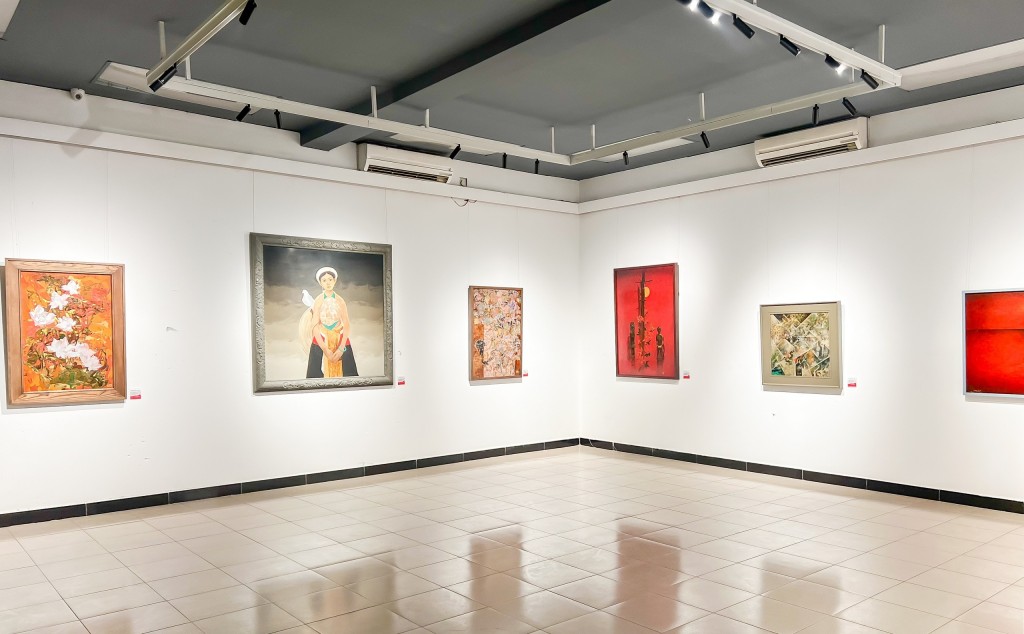 Tác phẩm trưng bày tại triển lãm Tác phẩm trưng bày tại triển lãm