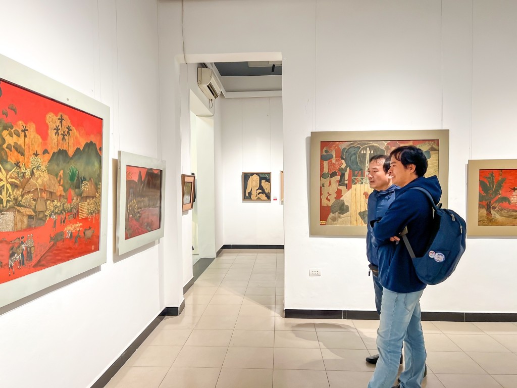 Triển lãm thu hút đông đảo công chúng đến tham quan Triển lãm thu hút đông đảo công chúng đến tham quan