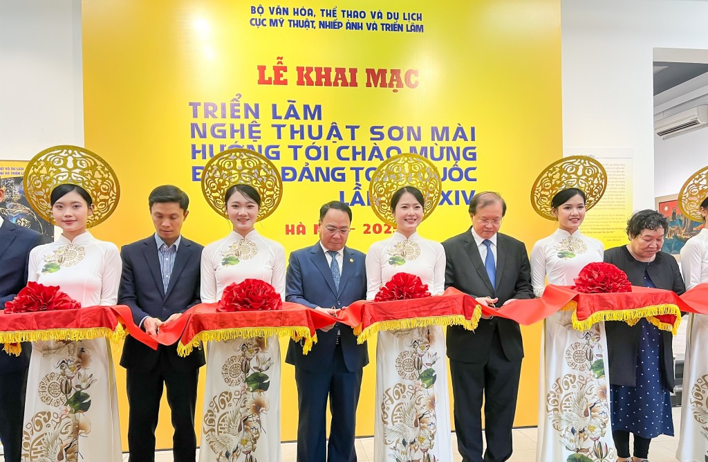 Các vị đại biểu cắt băng khai mạc triển lãm Các vị đại biểu cắt băng khai mạc triển lãm