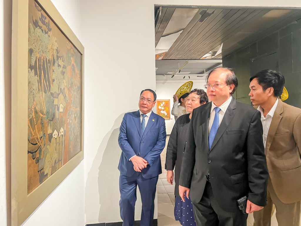 Các vị đại biểu tham quan triển lãm Các vị đại biểu tham quan triển lãm