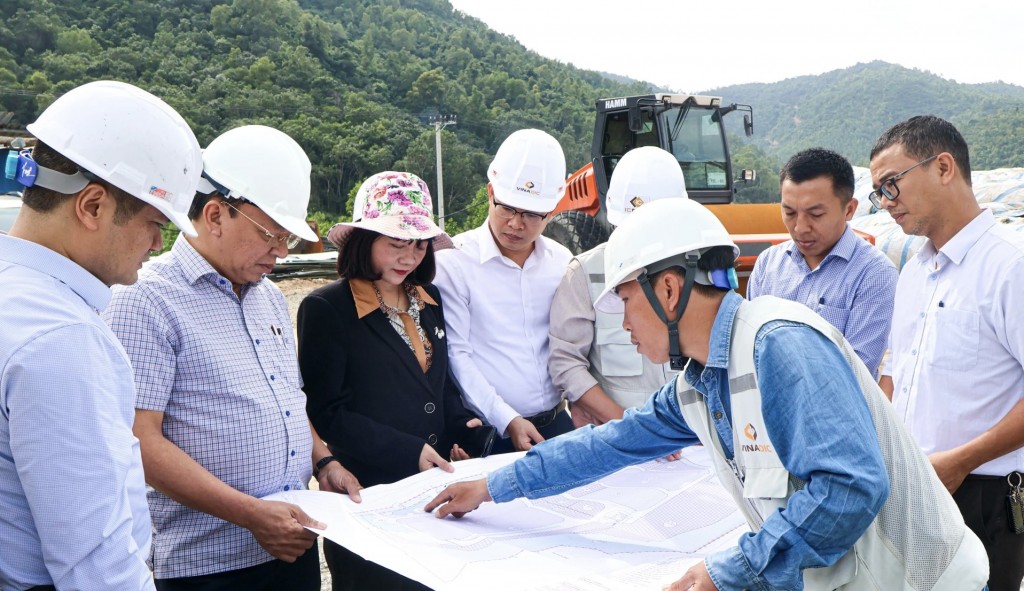 Phó Chủ tịch UBND tỉnh Khánh Hòa Lê Huyền (thứ 2 trái qua) kiểm tra tại khu vực triển khai Dự án Nhà máy điện rác Khánh Hòa, xã Suối Dầu (Ảnh: báo Gia Lai) Phó Chủ tịch UBND tỉnh Khánh Hòa Lê Huyền (thứ 2 trái qua) kiểm tra tại khu vực triển khai Dự án Nhà máy điện rác Khánh Hòa, xã Suối Dầu (Ảnh: báo Gia Lai)