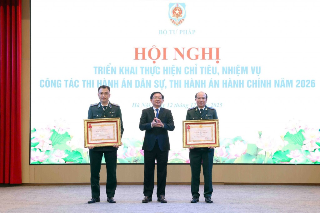 Phó Thủ tướng Hồ Quốc Dũng trao Huân chương Lao động hạng Ba cho Cục Quản lý THADS; Huân chương Lao động hạng Nhất cho Phòng Nghiệp vụ 2 THADS TPHCM - Ảnh: VGP/TL Phó Thủ tướng Hồ Quốc Dũng trao Huân chương Lao động hạng Ba cho Cục Quản lý THADS; Huân chương Lao động hạng Nhất cho Phòng Nghiệp vụ 2 THADS TPHCM - Ảnh: VGP/TL