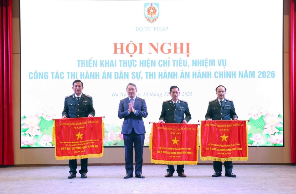 Bộ trưởng Bộ Tư pháp Nguyễn Hải Ninh trao Cờ thi đua Chính phủ cho 3 tập thể xuất sắc: THADS các tỉnh Nghệ An, Đồng Tháp và An Giang - Ảnh: VGP/TL Bộ trưởng Bộ Tư pháp Nguyễn Hải Ninh trao Cờ thi đua Chính phủ cho 3 tập thể xuất sắc: THADS các tỉnh Nghệ An, Đồng Tháp và An Giang - Ảnh: VGP/TL