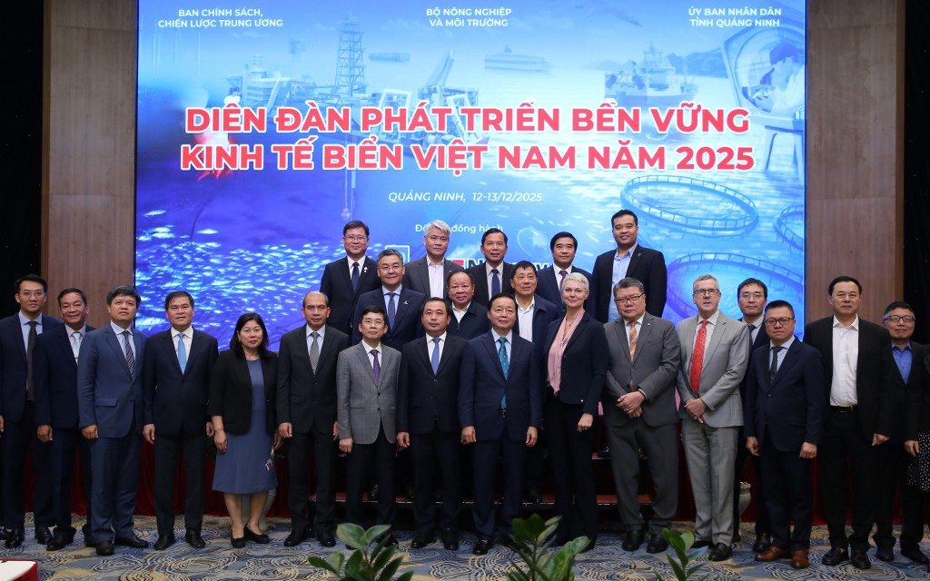 Phó Thủ tướng cùng các đại biểu tham dự Diễn đàn - Ảnh: VGP/Minh Khôi Phó Thủ tướng cùng các đại biểu tham dự Diễn đàn - Ảnh: VGP/Minh Khôi