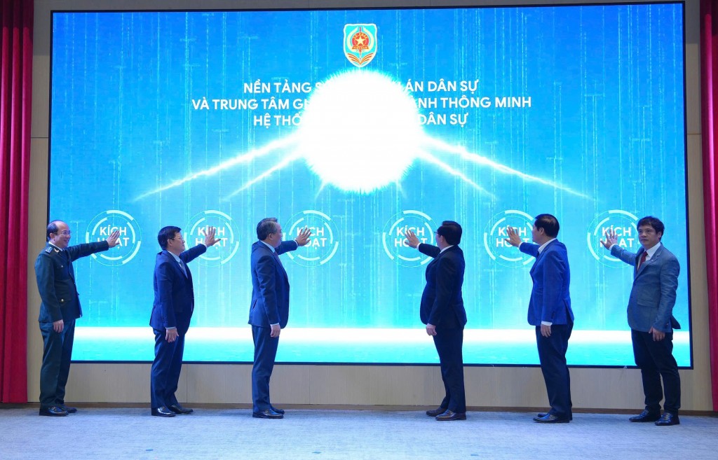 Phó Thủ tướng và các đại biểu kích hoạt nền tảng số THADS - Ảnh: VGP/TL Phó Thủ tướng và các đại biểu kích hoạt nền tảng số THADS - Ảnh: VGP/TL