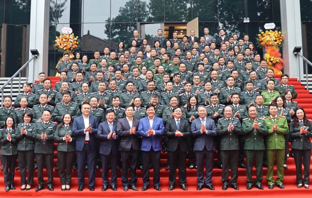 Phó Thủ tướng Hồ Quốc Dũng, Bộ trưởng Bộ Tư pháp Nguyễn Hải Ninh và các cán bộ ngành THADS - Ảnh: VGP/TL Phó Thủ tướng Hồ Quốc Dũng, Bộ trưởng Bộ Tư pháp Nguyễn Hải Ninh và các cán bộ ngành THADS - Ảnh: VGP/TL