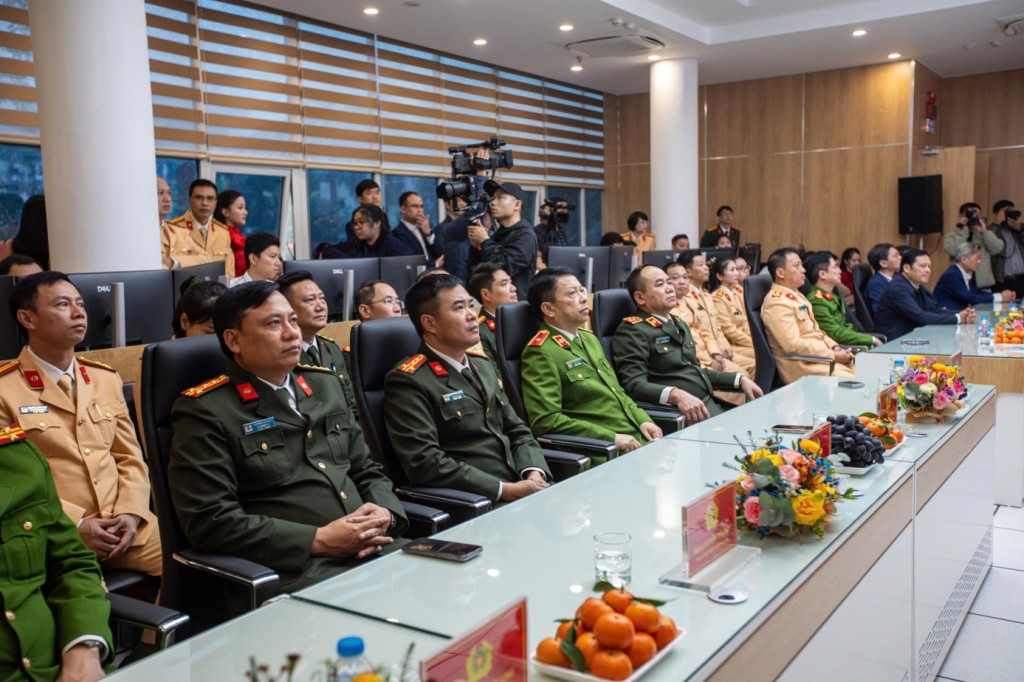 Các đại biểu tham dự Lễ khánh thành Trung tâm điều khiển giao thông thông minh của Công an TP Hà Nội