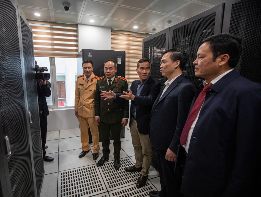 Các đại biểu tham quan Trung tâm điều khiển giao thông thông minh cùng hệ thống Camera AI phục vụ giám sát, phát hiện và xử lý vi phạm trật tự, an toàn giao thông trên địa bàn Thủ đô