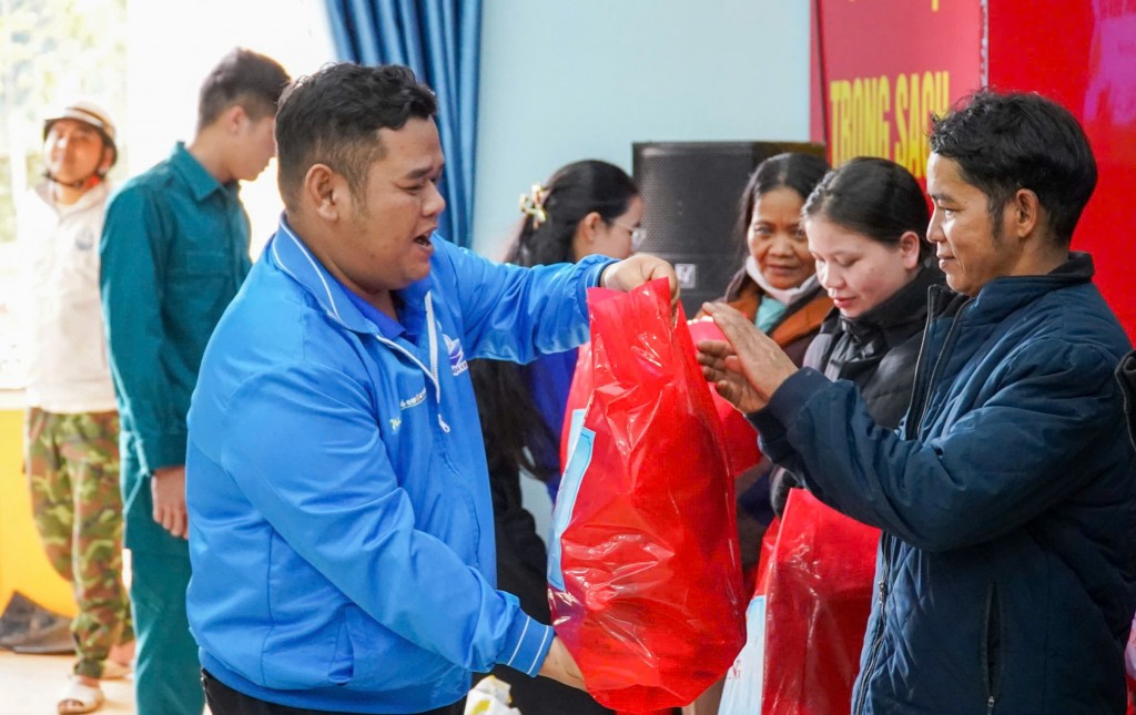 Thành đoàn, Hội Liên hiệp Thanh niên Việt Nam thành phố Đà Nẵng và các đơn vị tài trợ trao tặng 200 suất quà cho người dân 