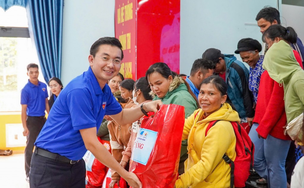 Anh Nguyễn Bá Duân, Phó Bí thư Thành đoàn Đà Nẵng trao quà cho người dân