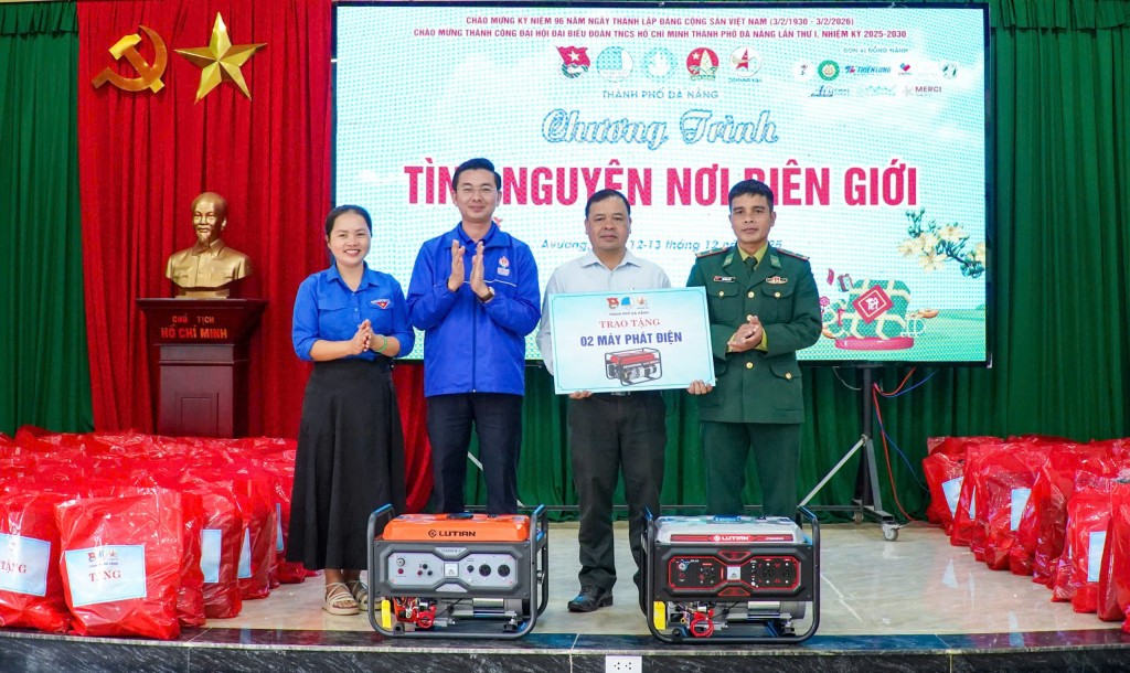 Thành đoàn Đà Nẵng tặng máy phát điện cho địa phương và đồn biên phòng