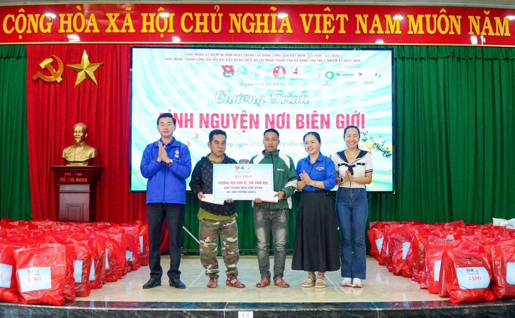 Trao hỗ trợ sinh kế cho đoàn viên, thanh niên khó khăn trên địa bàn xã 