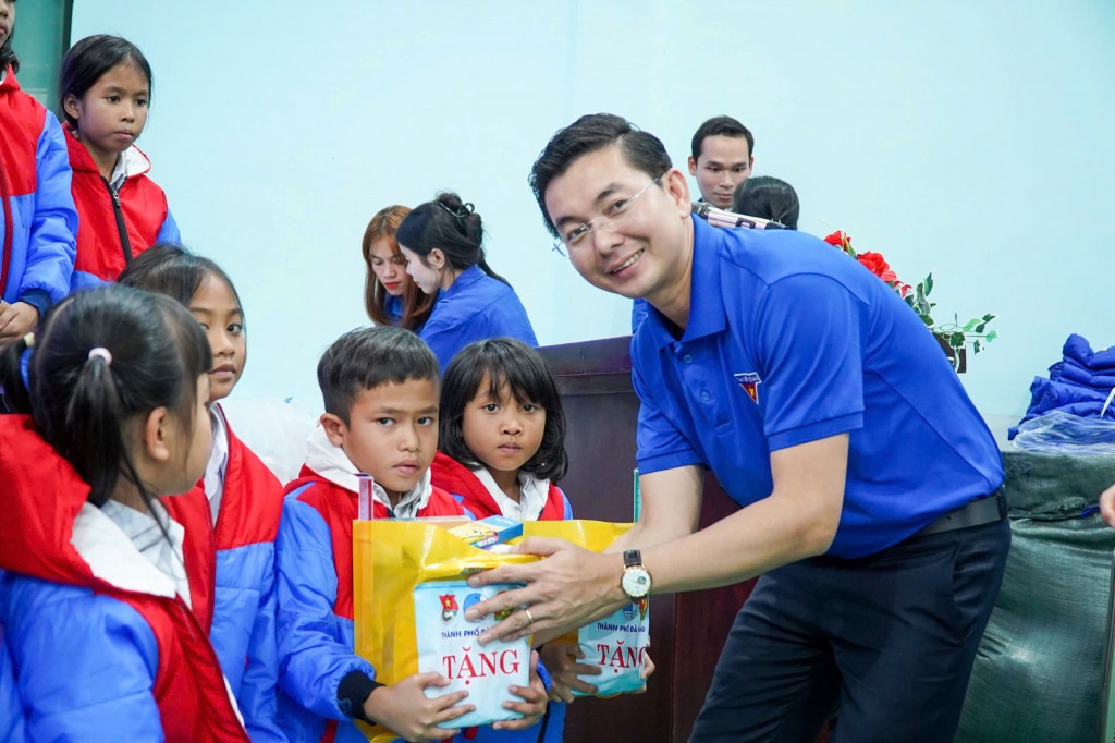 Từng hoạt động tình nguyện hôm nay sẽ góp phần mang lại niềm vui, sự ấm áp và hy vọng trẻ em biên giới