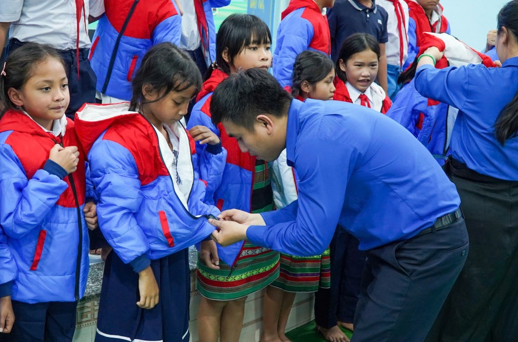 Trao tặng 250 chiếc áo ấm cho trẻ em trường mầm non trên địa bàn xã A Vương