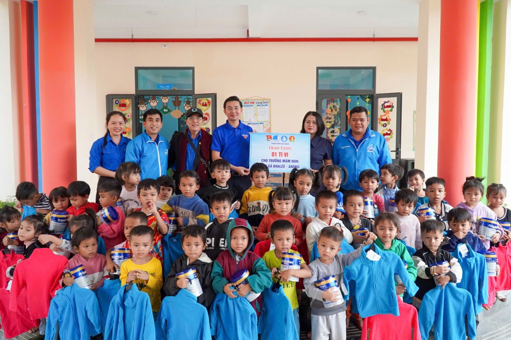 Thành đoàn Đà Nẵng trao tặng tivi và sữa bột cho trường mầm non xã Bhalee