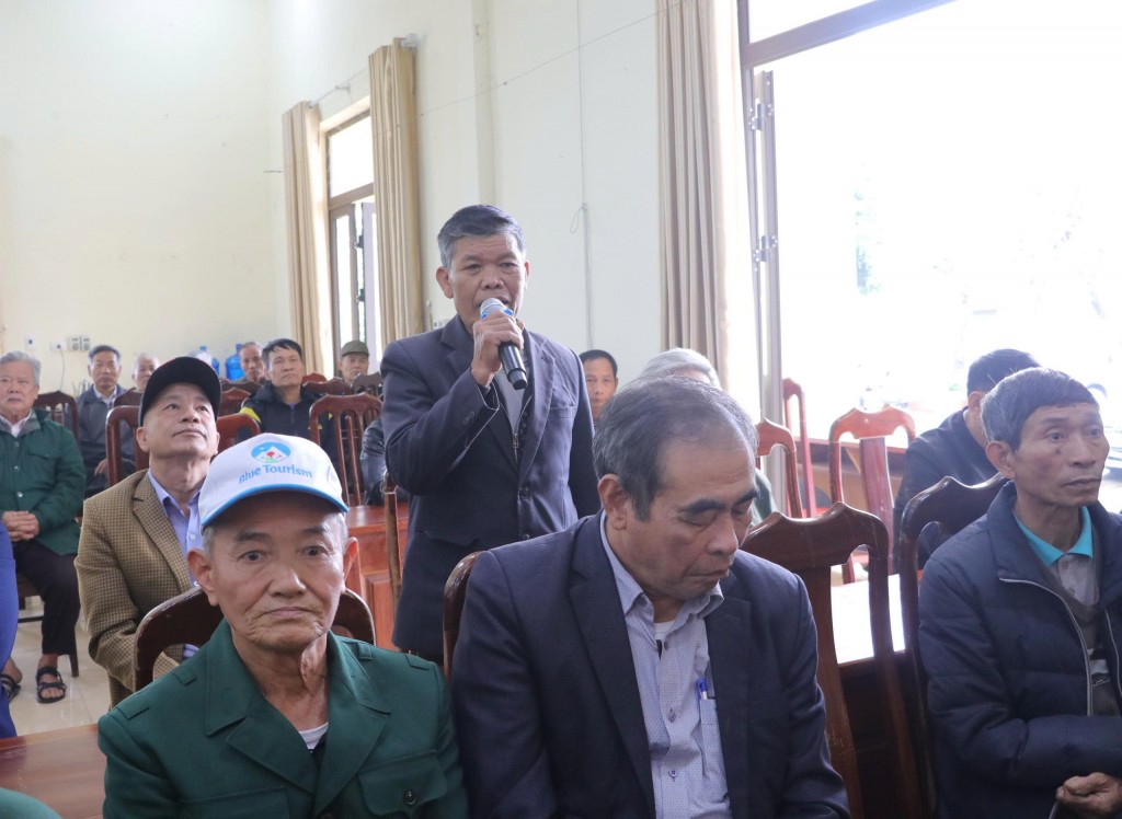 Người dân nêu ý kiến, kiến nghị về việc giải quyết thủ tục hành chính tại hội nghị đối thoại do UBND xã Trần Phú tổ chức.