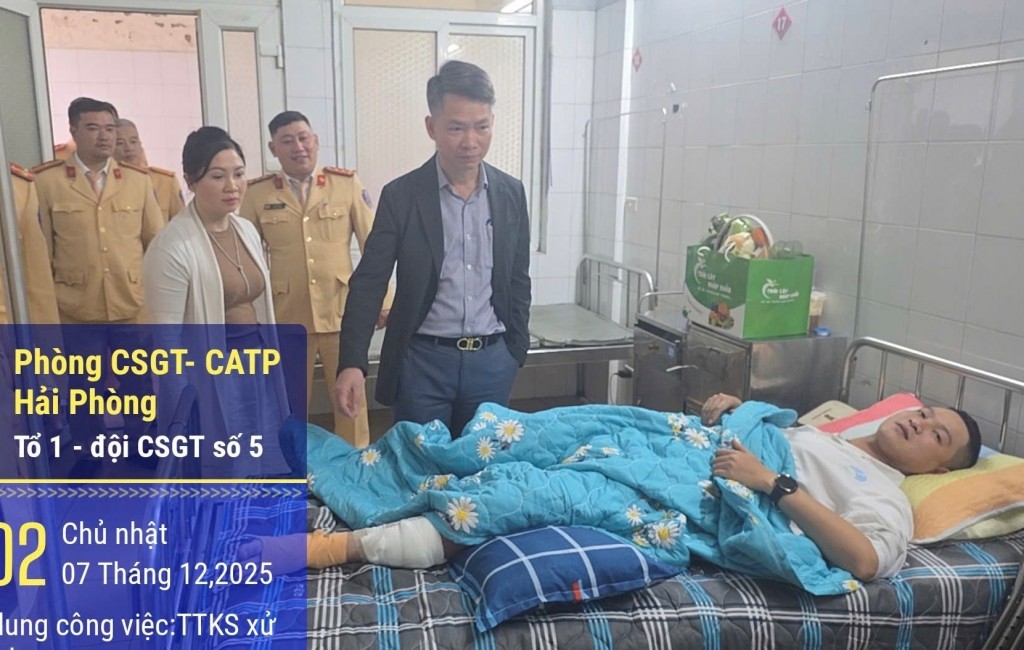 Đảng ủy, lãnh đạo Phòng Cảnh sát giao thông thăm hỏi, động viên đồng chí Tùng