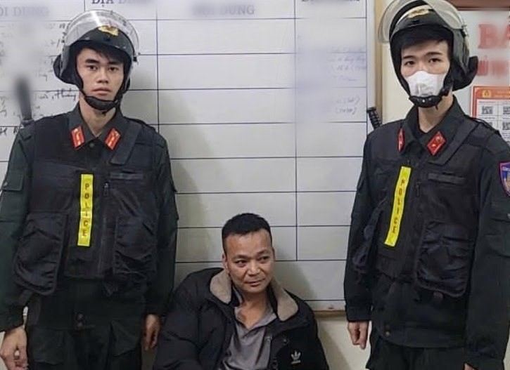 Đối tượng Phạm Trọng Huy (giữa) 