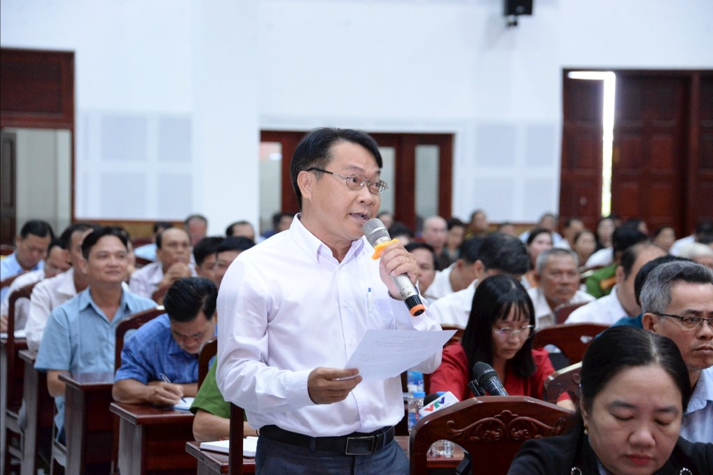 Cử tri phát biểu tại Hội nghị tiếp xúc cử tri. Ảnh: Lê Tuyết