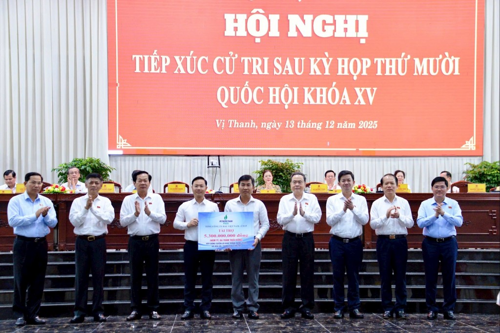 Chủ tịch Quốc hội Trần Thanh Mẫn chứng kiến lãnh đạo Tập đoàn Công nghiệp Năng lượng quốc gia Việt Nam trao 5,3 tỷ đồng hỗ trợ xã Hòa An xây dựng đường giao thông nông thôn. Ảnh: Lê Tuyết