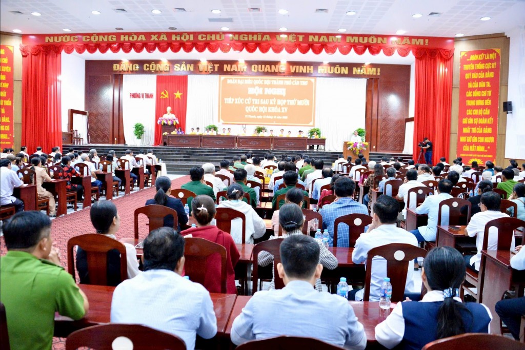 Đông đảo cử tri tham dự buổi tiếp xúc (Ảnh: Lê Tuyết)