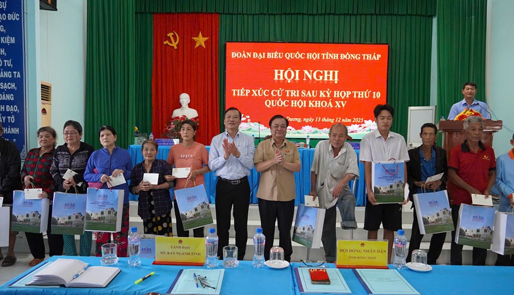Lê Minh Hoan, Ủy viên Ban Chấp hành Trung ương Đảng, Phó Chủ tịch Quốc hội tặng quà cho hộ nghèo, gia đình khó khăn trên địa bàn xã Tân Dương.