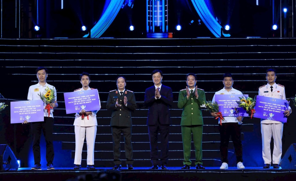 Bí thư Thành ủy Hà Nội Nguyễn Duy Ngọc trao kỷ niệm chương cho các đội đoạt giải cuộc thi Data for Life 2025 - Ảnh: Viết Thành