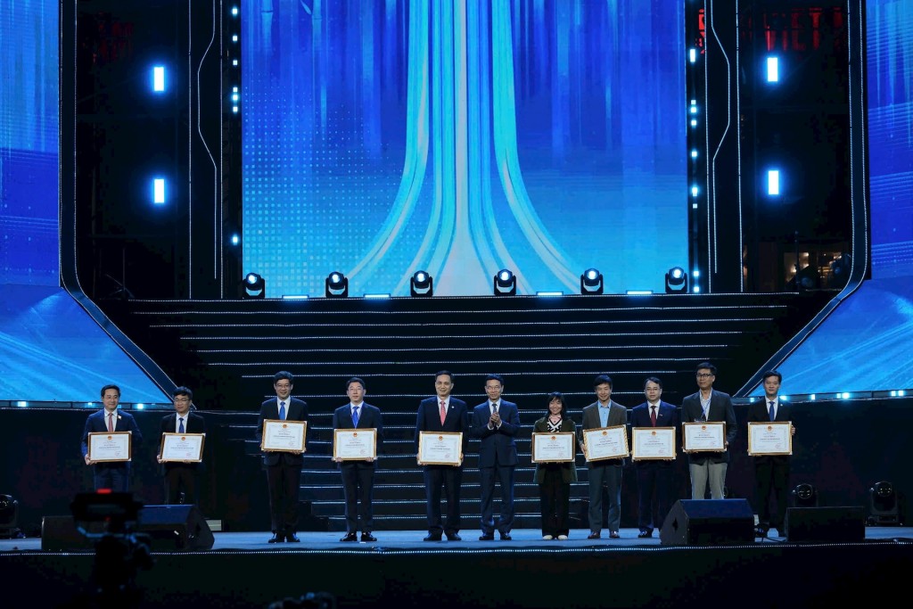 Bộ trưởng Nguyễn Mạnh Hùng vinh danh 10 địa phương tiêu biểu trong phát triển hệ sinh thái khởi nghiệp sáng tạo năm 2025; trong số này có Sở Khoa học và Công nghệ Hà Nội. 