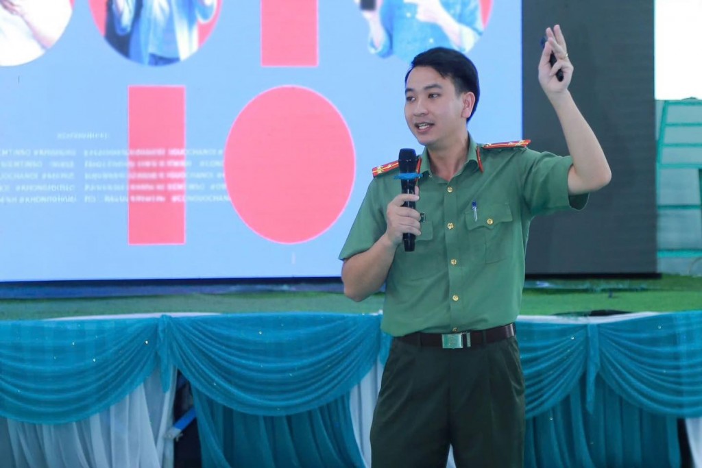 Đại diện Phòng PA05 - Công an tỉnh Lâm Đồng tuyên truyền các kỹ năng cần thiết cho học sinh về phòng tránh lừa đảo trên không gian mạng (Ảnh: Sở GDĐT)