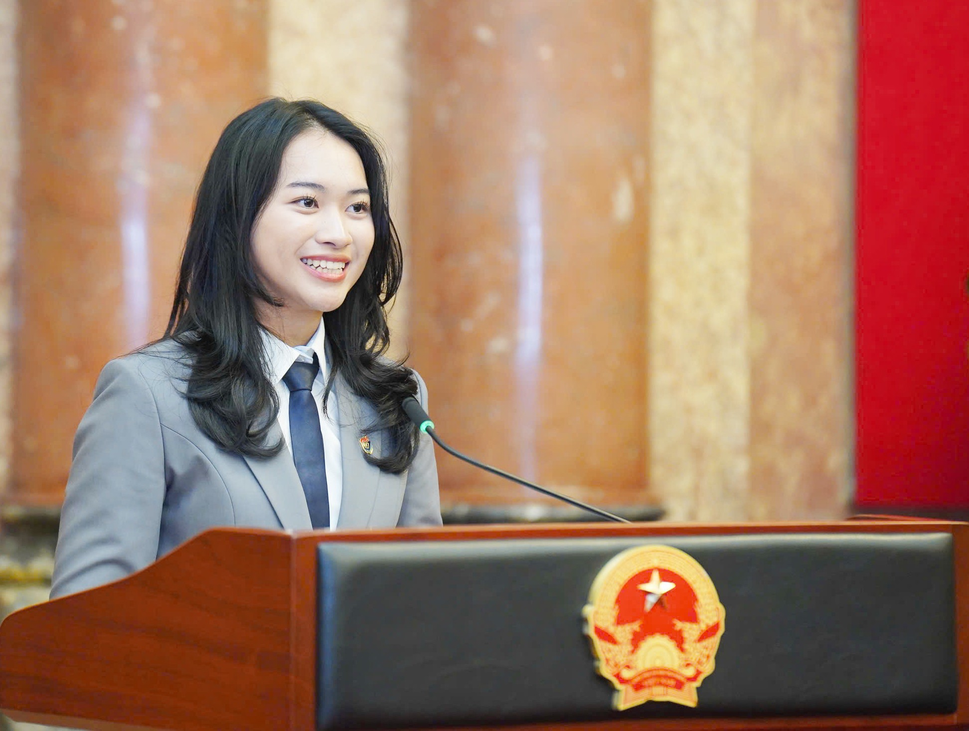 Eem Đỗ Hà Phương, học viên Học viện An ninh Nhân dân phát biểu tại lễ gặp mặt. Eem Đỗ Hà Phương, học viên Học viện An ninh Nhân dân phát biểu tại lễ gặp mặt.