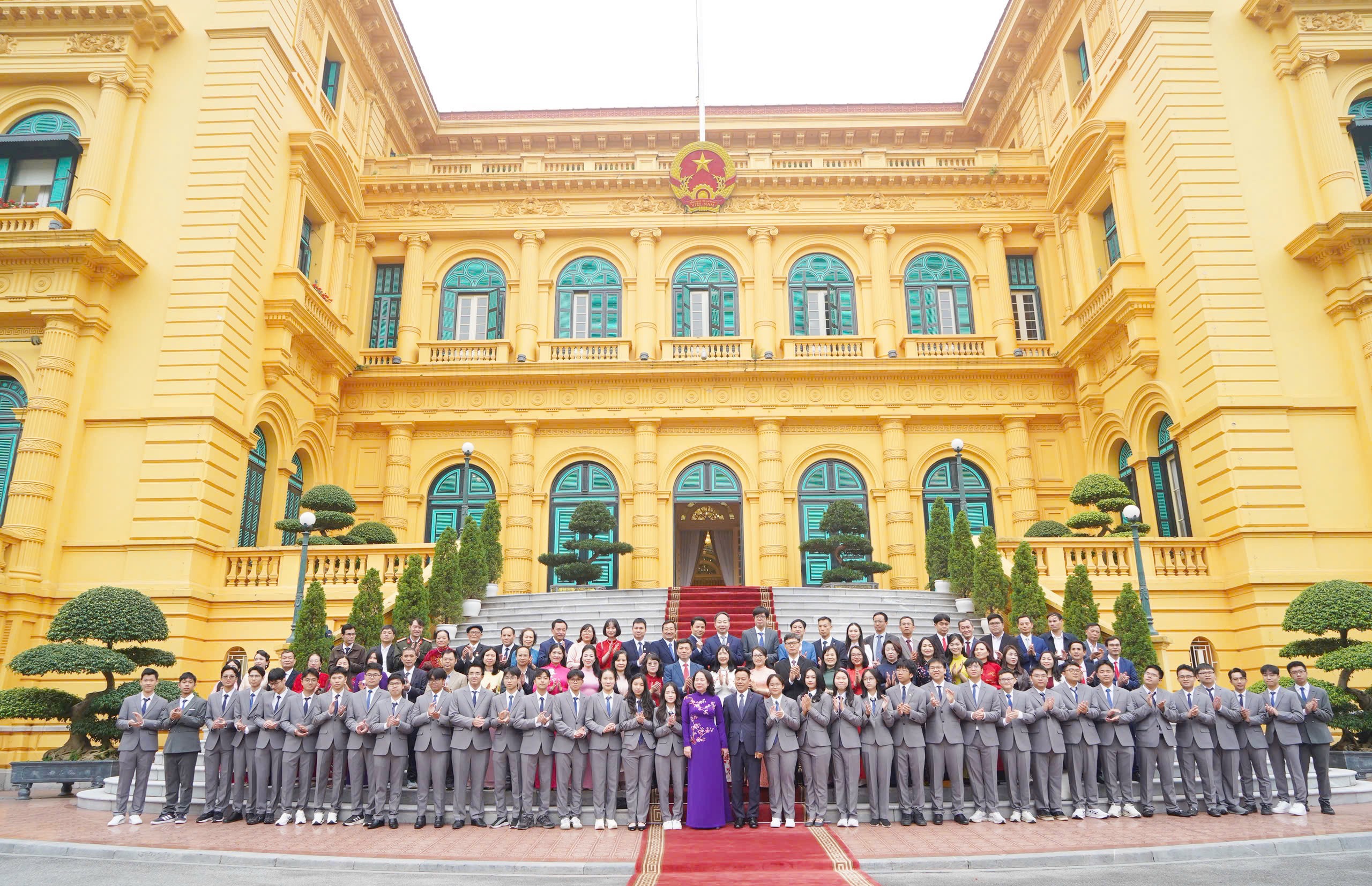 Phó Chủ tịch nước Võ Thị Ánh Xuân đã trao tặng Huân chương Lao động hạng Ba cho em Đỗ Hà Phương, học viên Học viện An ninh Nhân dân vì thành tích đạt Giải Nhì thi nghiên cứu KHKT quốc tế năm 2025. Phó Chủ tịch nước Võ Thị Ánh Xuân đã trao tặng Huân chương Lao động hạng Ba cho em Đỗ Hà Phương, học viên Học viện An ninh Nhân dân vì thành tích đạt Giải Nhì thi nghiên cứu KHKT quốc tế năm 2025.