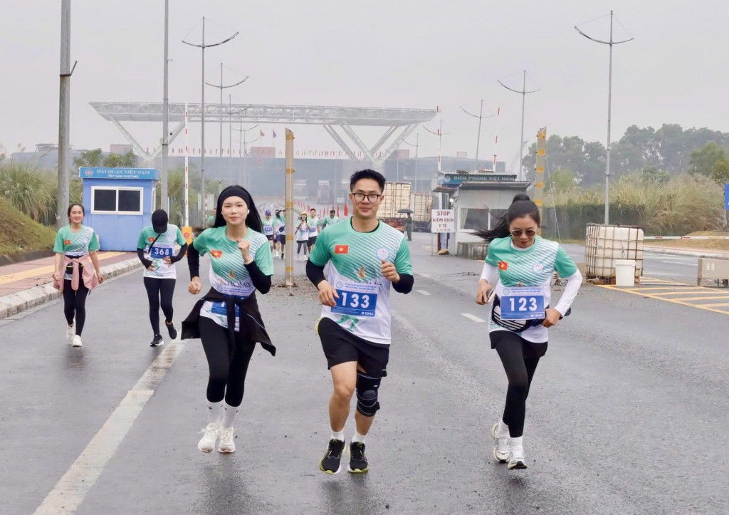 Các VĐV hoàn thành thử thách trên cung đường 12 km xuyên biên giới Việt- Trung